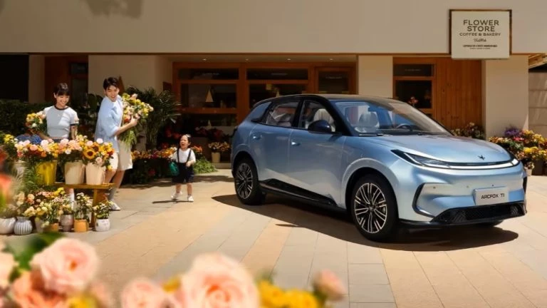 arcfox t1 хэтчбек сбоку спереди голубой электромобиль