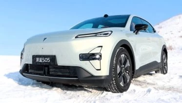 deepal s05 в Китае сбоку спереди кроссовер в якеши