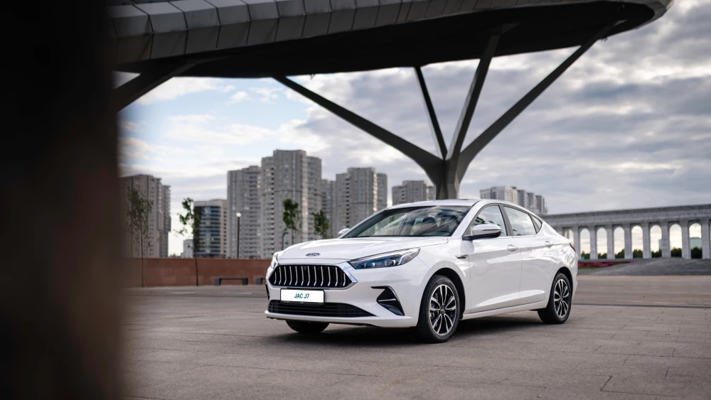 Лифтбэк JAC J7 в Казахстане сбоку спереди