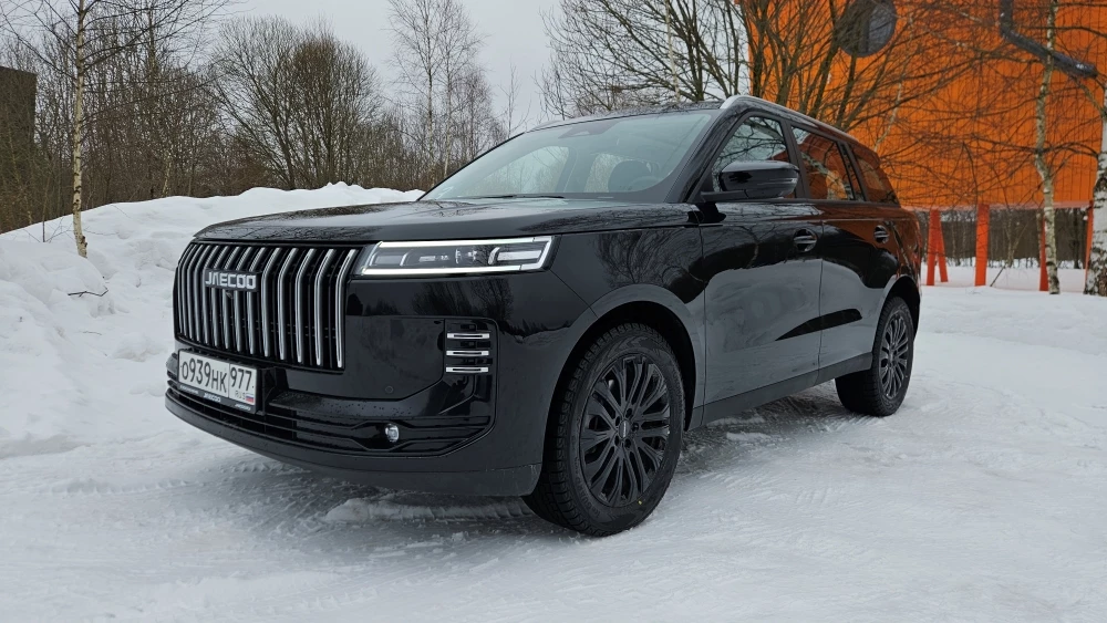 Jaecoo J6 сбоку спереди черный на снегу