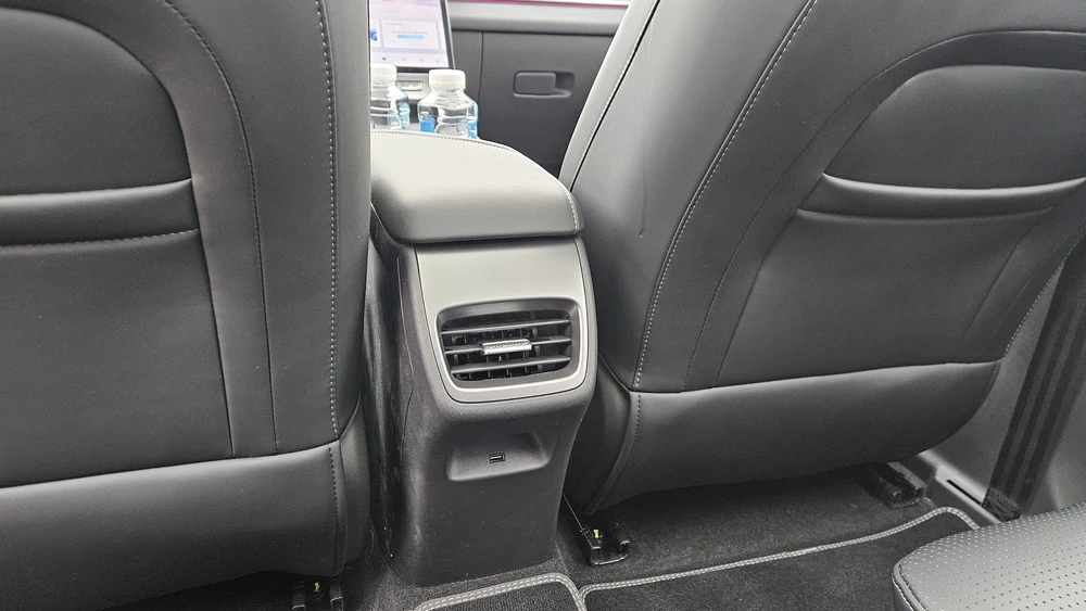 Jaecoo J6 салон интерьер вторый ряд воздуховод