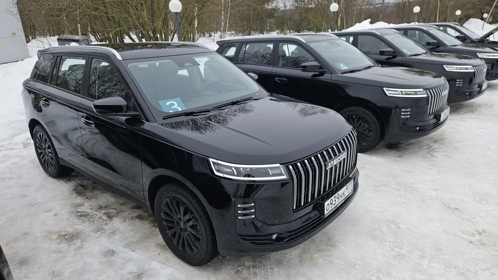 Jaecoo J6 сбоку спереди несколько автомобилей