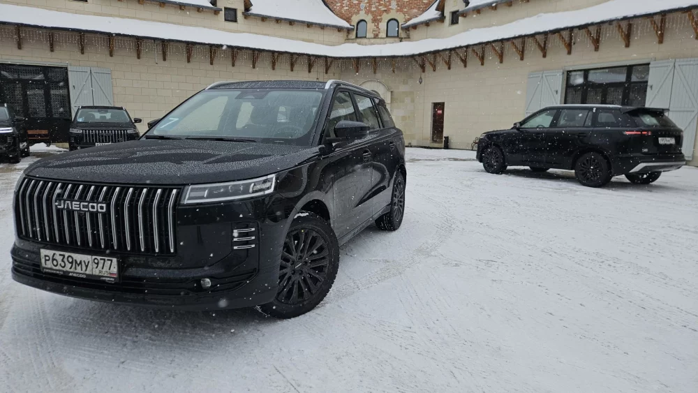 Jaecoo J6 спереди сбоку сзади два автомобиля