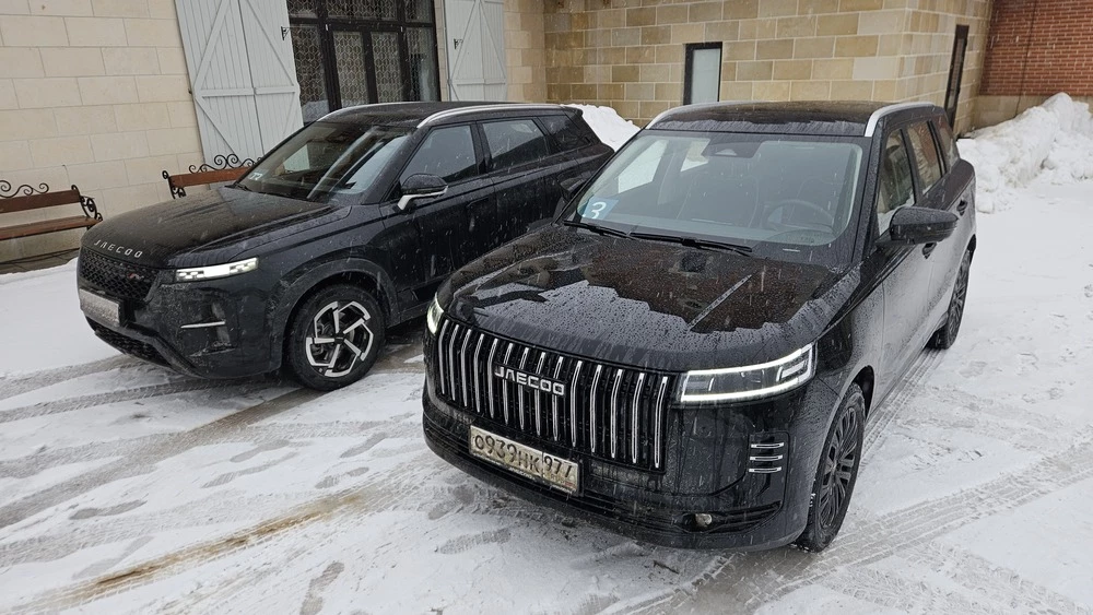 Jaecoo J6 J7 спереди сбоку рядом сравнение