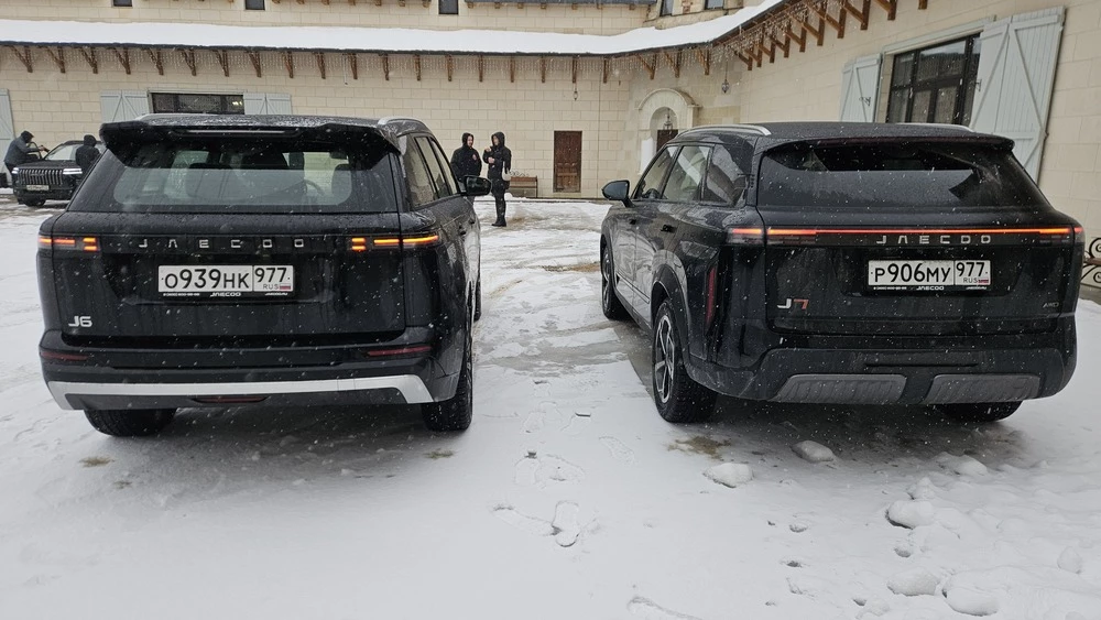 Jaecoo J6 J7 сзади рядом сравнение