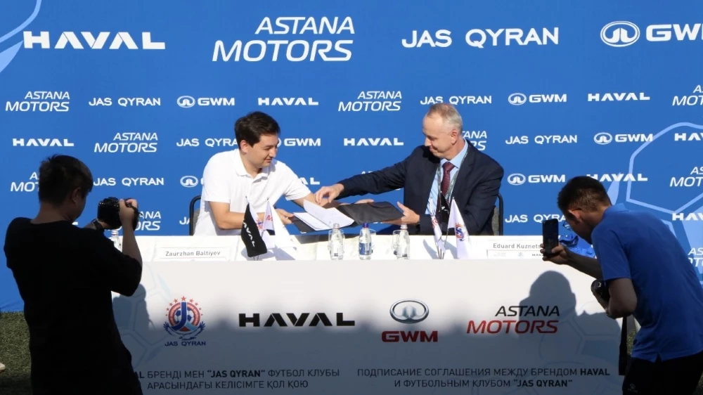 Гендиректор ФК JAS QYRAN Зауржан Балтиев и директор дистрибуции HAVAL в Казахстане Эдуард Кузнецов.