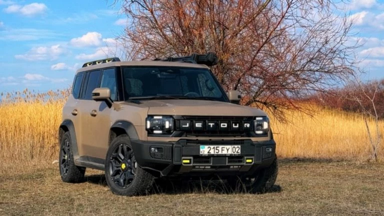 Jetour T2 в Казахстане тест сбоку спереди