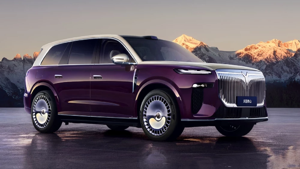 Дилер раскрыл комплектации Voyah Taishan для России кроссовер параллельный гибрид сбоку спереди фиолетовый