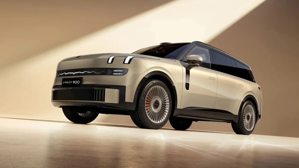 У Lynk & Co 900 появится версия с салоном на 5 мест сбоку спереди кроссовер золотой