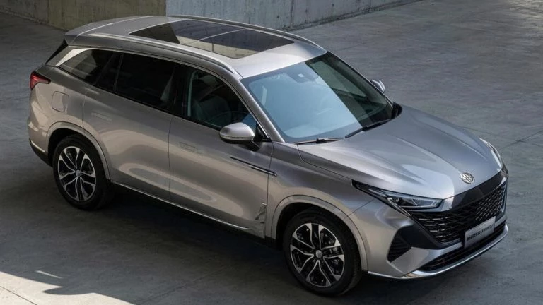 Гибридный прототип «Москвич М90» представили в Британии MG S9 сбоку спереди кроссовер серебряный