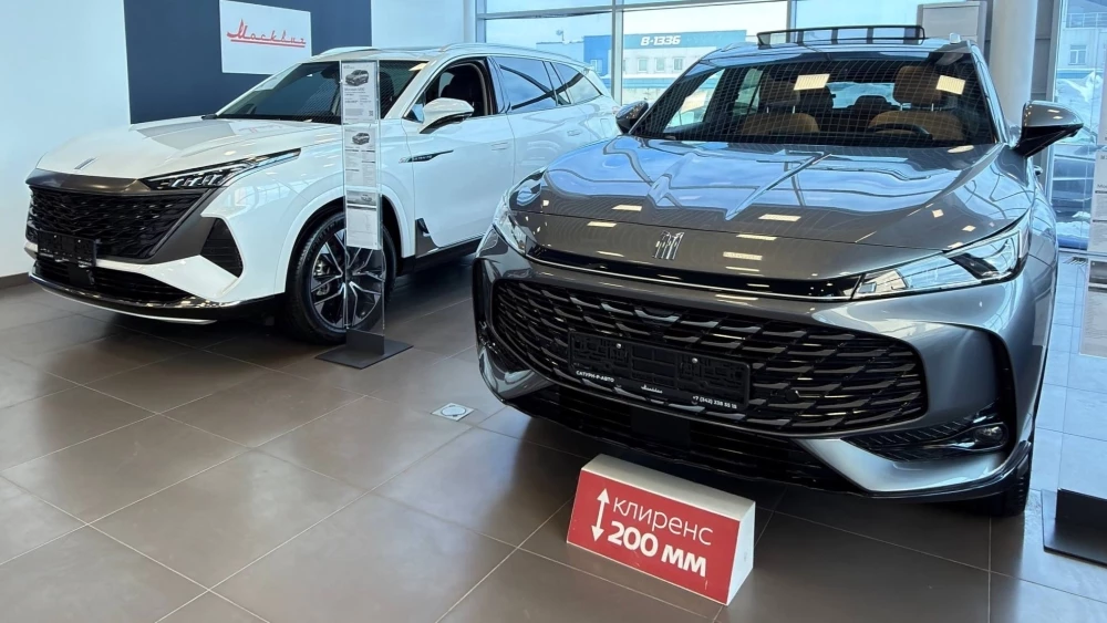 Москвич М70 М90 сбоку спереди у дилера в автосалоне сатурн-р пермь