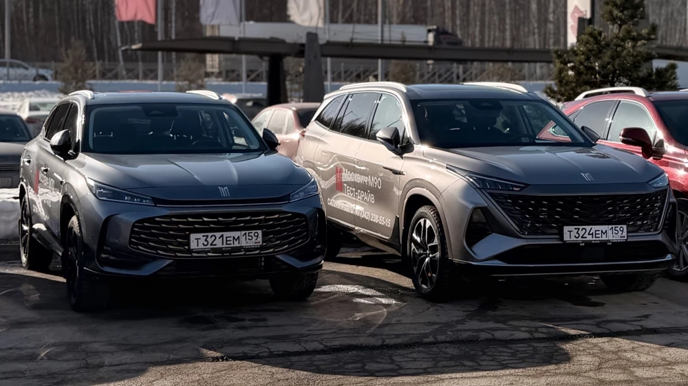 Москвич М70 М90 сбоку спереди у дилера в автосалоне сатурн-р пермь клиентский тест-драйв