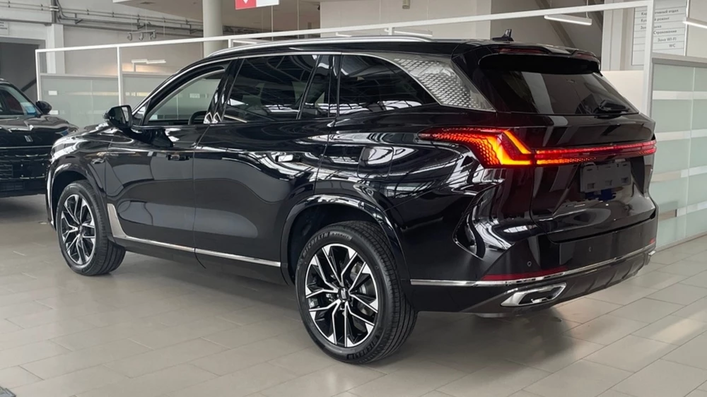 Москвич М90 сбоку сзади у дилера в автосалоне автомир воронеж