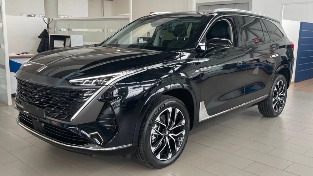 Москвич М90 сбоку спереди у дилера в автосалоне автомир воронеж