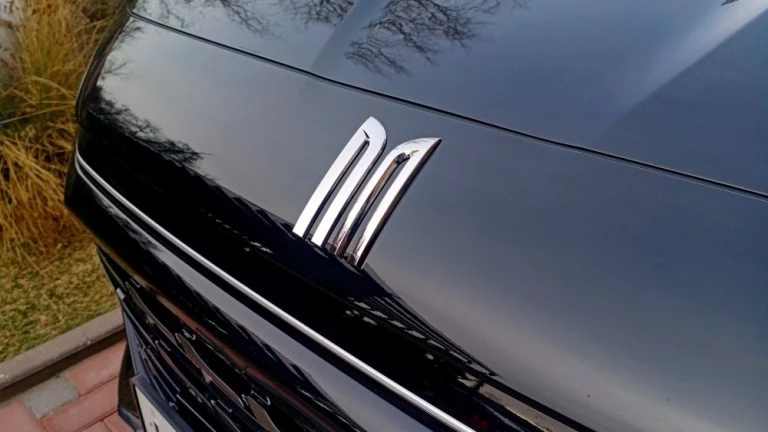 Москвич М70 логотип капот