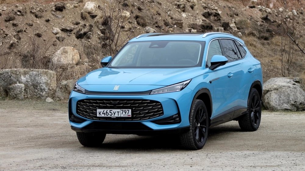 Кроссовер «Москвич М70» сбоку спереди