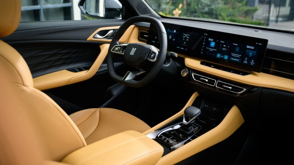 Кроссовер «Москвич M70» салон интерьер первый ряд сиденья