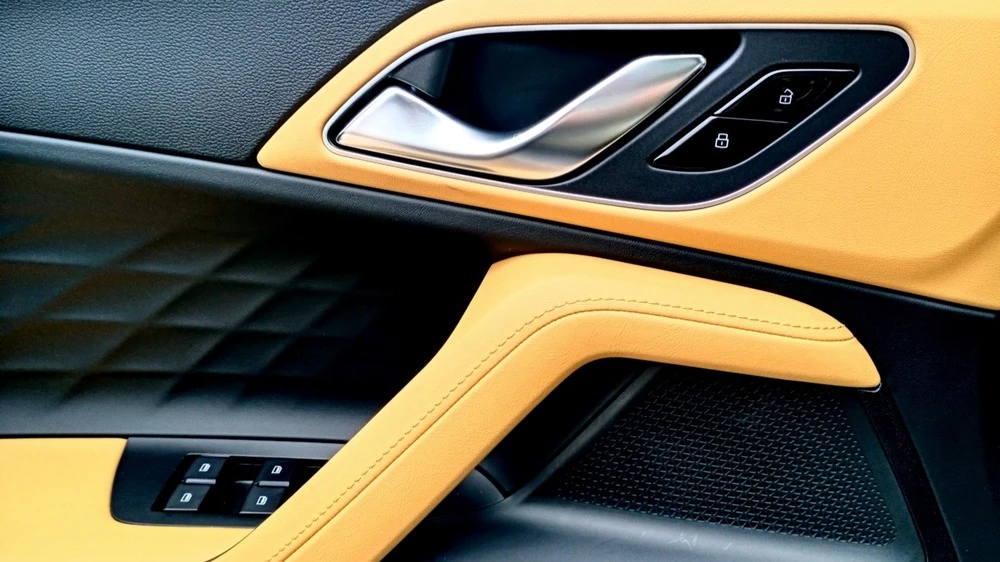 Кроссовер «Москвич M70» салон интерьер дверные карты отделка