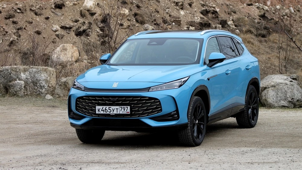 Кроссовер «Москвич M70» сбоку спереди тест голубой