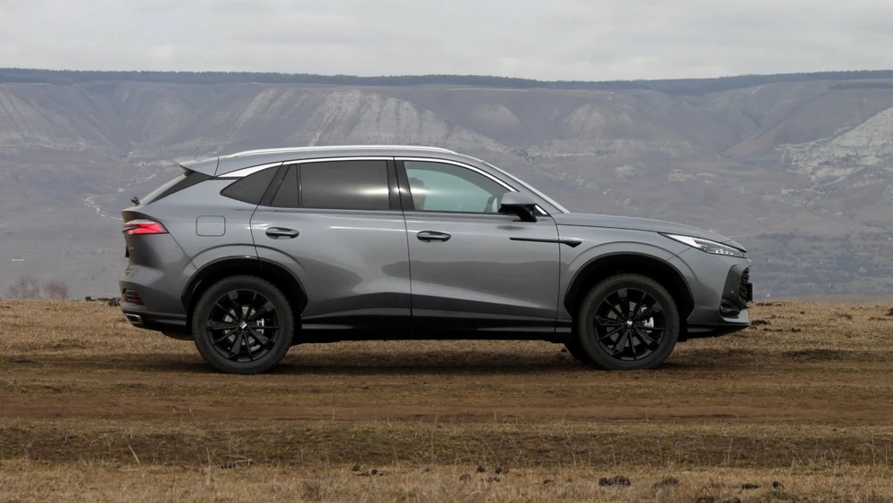 Кроссовер «Москвич M70» сбоку тест