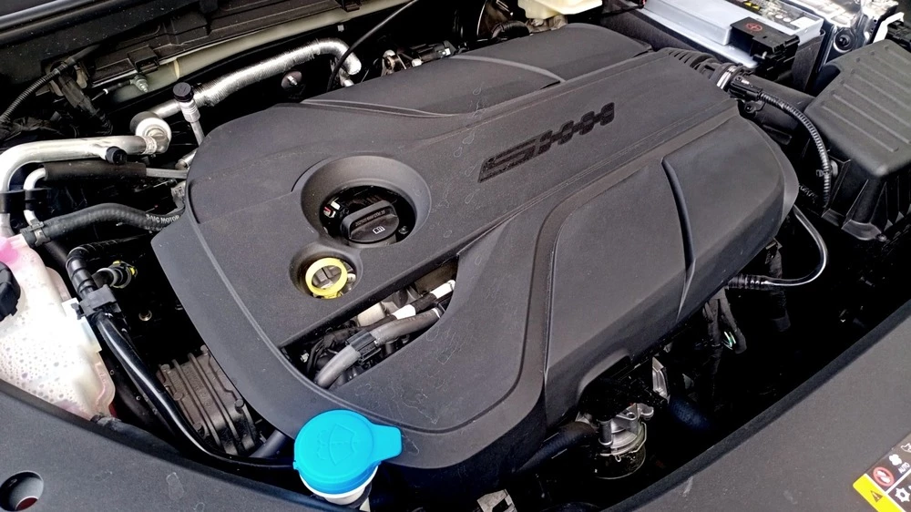 Кроссовер «Москвич M70» мотор двигатель капот открыт