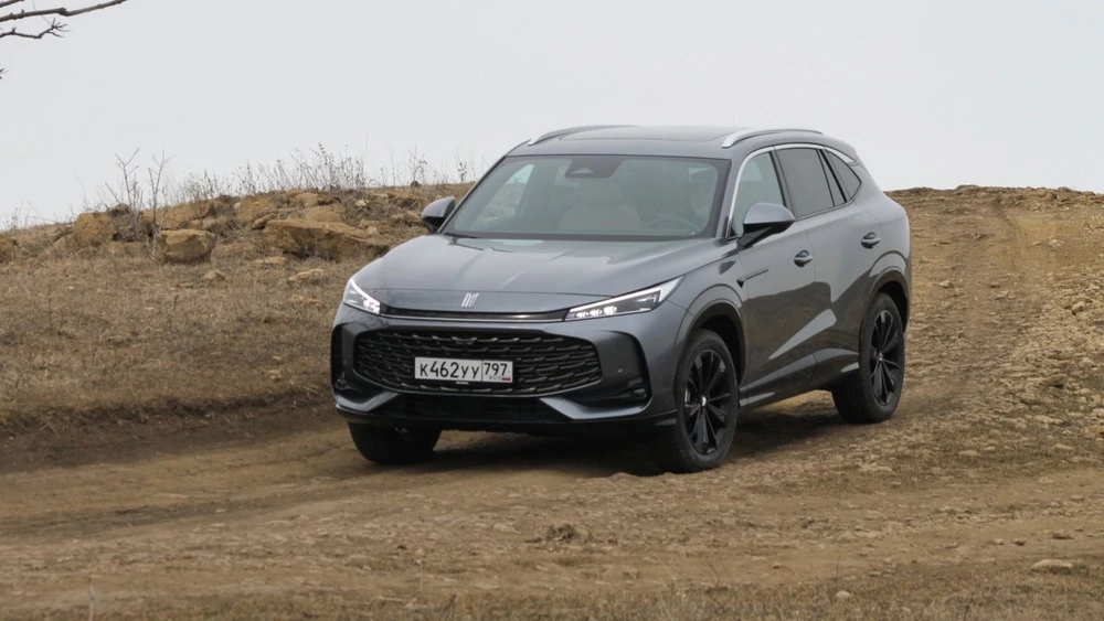 Кроссовер «Москвич M70» сбоку спереди тест в динамике