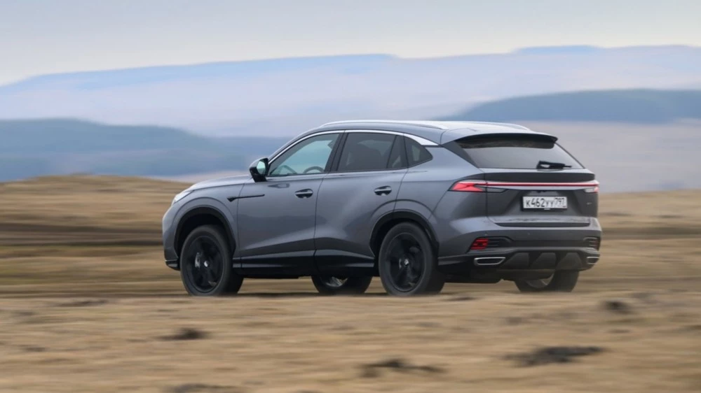 Кроссовер «Москвич M70» сбоку сзади тест в жинамике