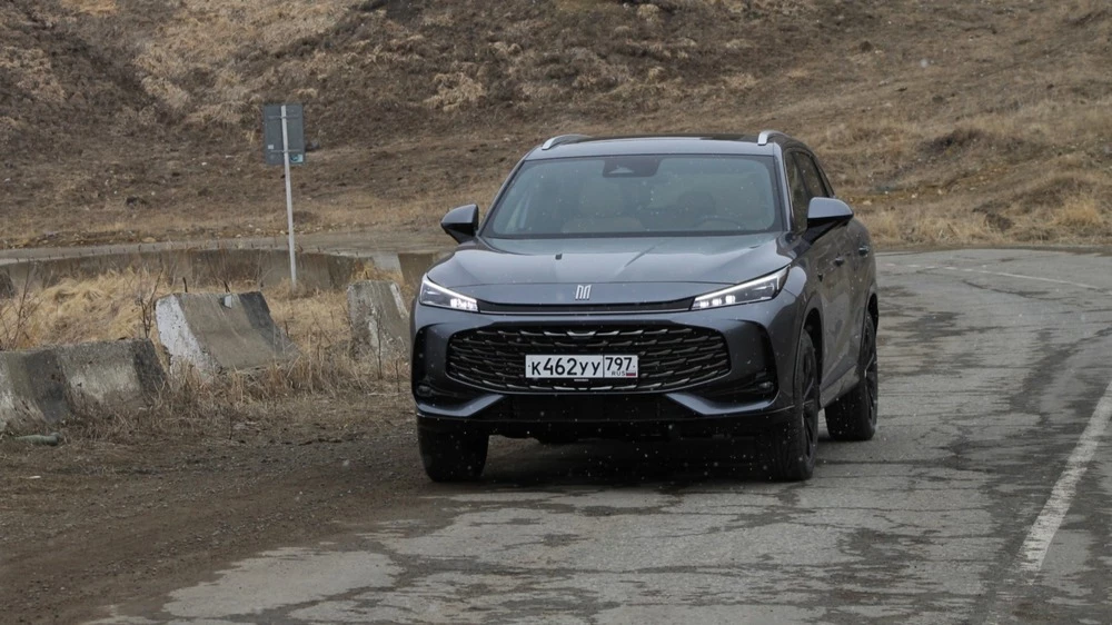 Кроссовер «Москвич M70» сбоку спереди тест в динамике