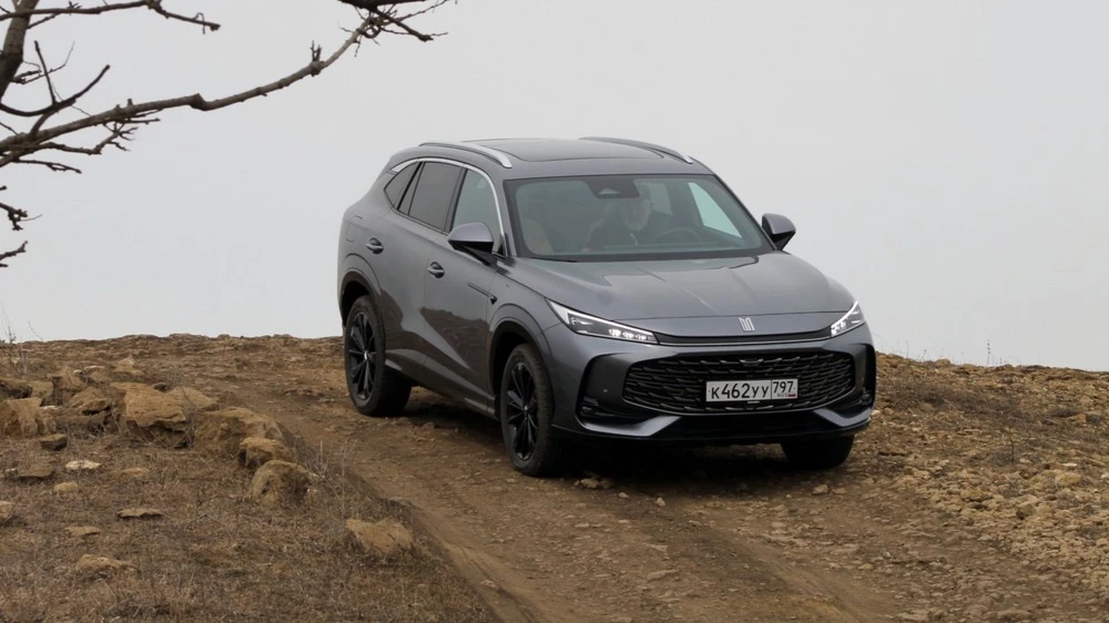 Кроссовер «Москвич M70» сбоку спереди тест