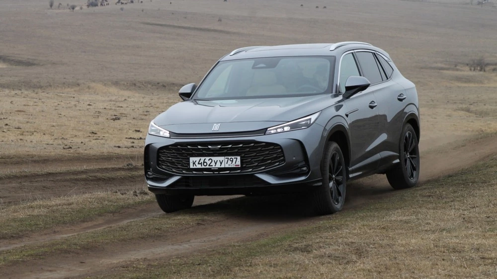 Кроссовер «Москвич M70» сбоку спереди тест в динамике