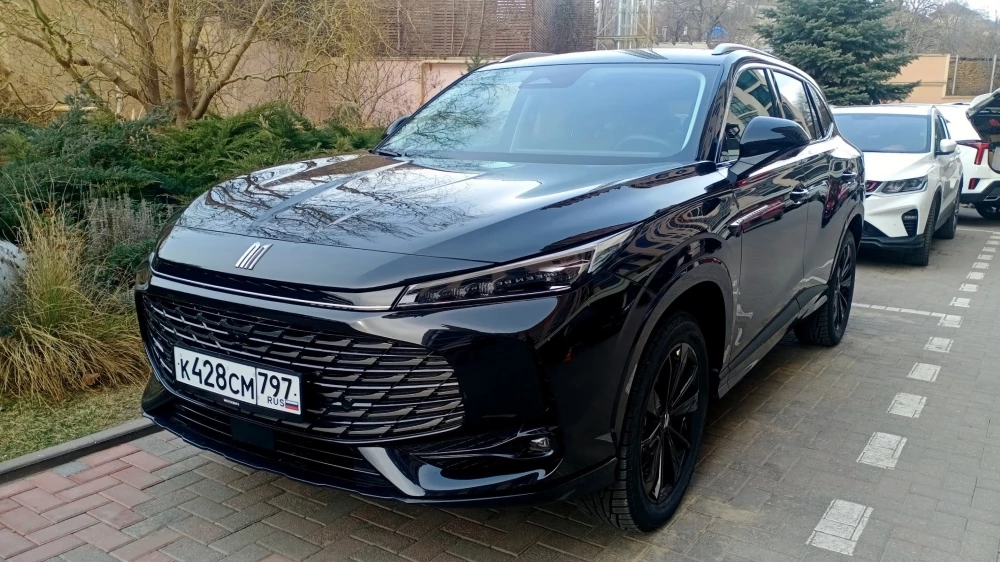 Кроссовер «Москвич М70» сбоку спереди