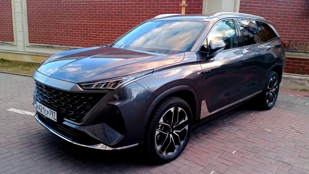 Кроссовер «Москвич М90» сбоку спереди