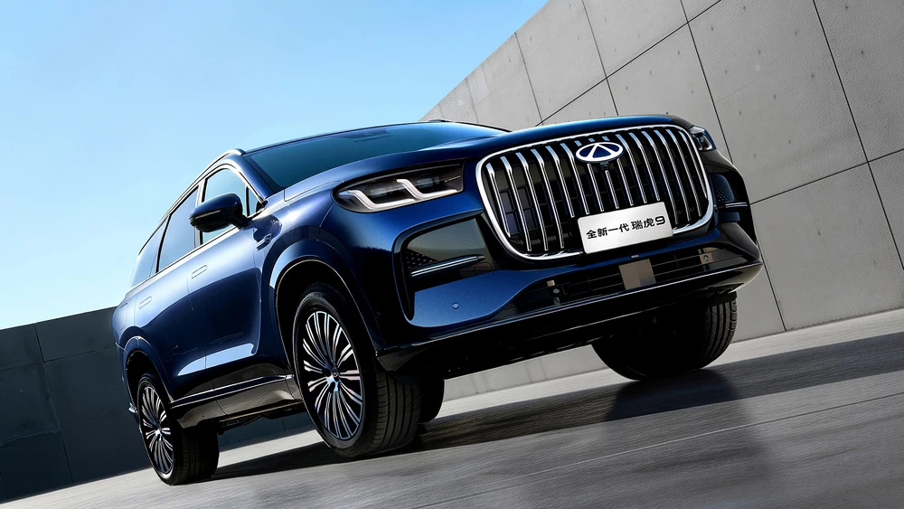 Обновленный кроссовер Chery Tiggo 9 спереди сбоку