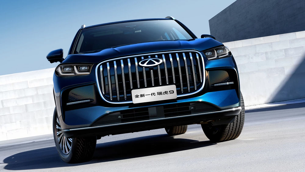 Обновленный кроссовер Chery Tiggo 9 спереди фото