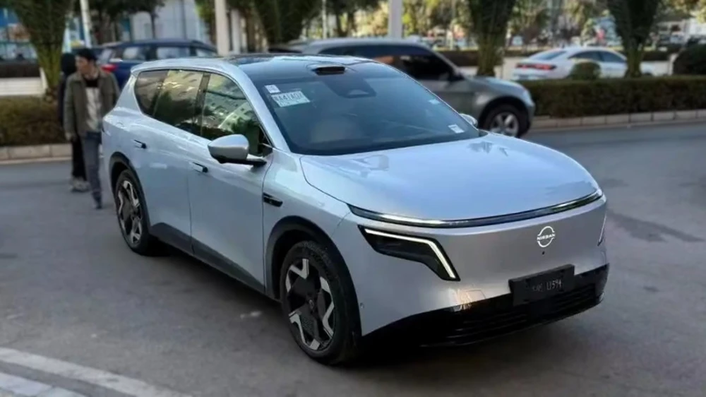 кроссовер nissan nx8 сбоку спереди