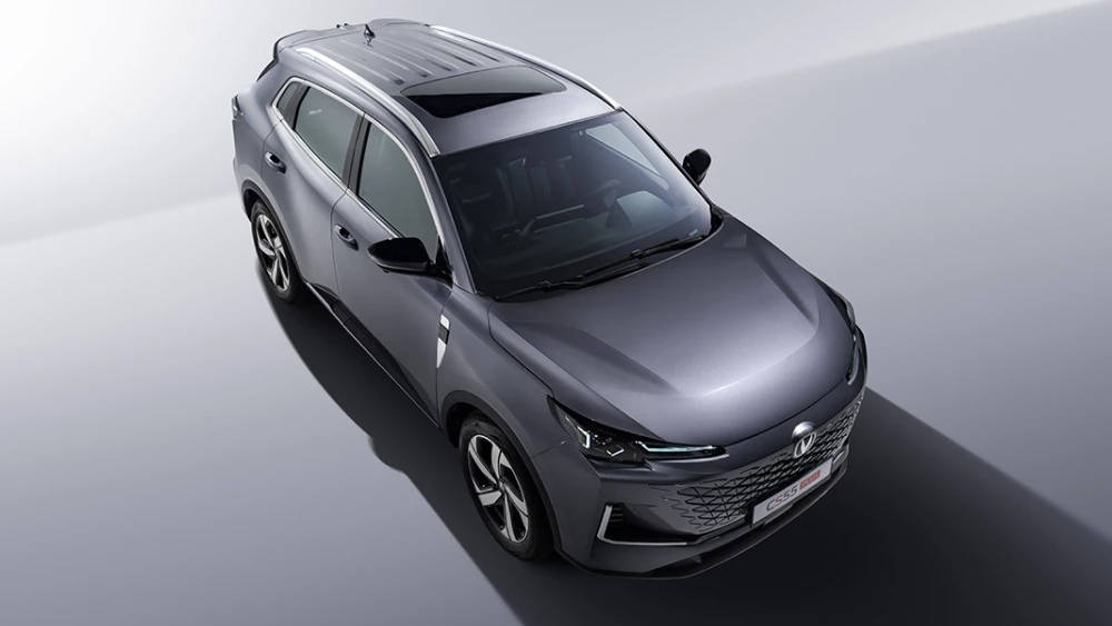Новый Changan CS55 Plus появился в Казахстане кроссовер сбоку спереди серый