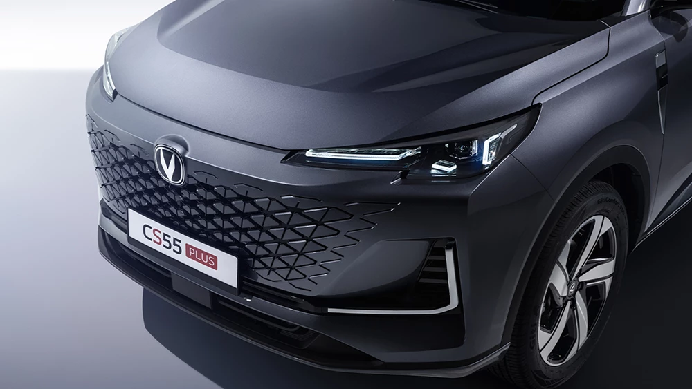 Новый Changan CS55 Plus появился в Казахстане кроссовер сбоку спереди серый