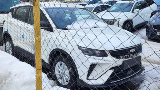 Новый Geely Coolray заметили в России атмосферный мотор кроссовер сбоку спереди белый ярославль