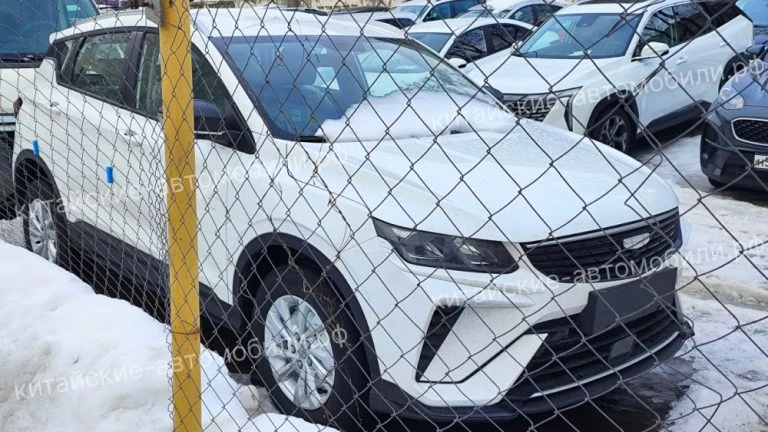 Новый Geely Coolray заметили в России атмосферный мотор кроссовер сбоку спереди белый ярославль