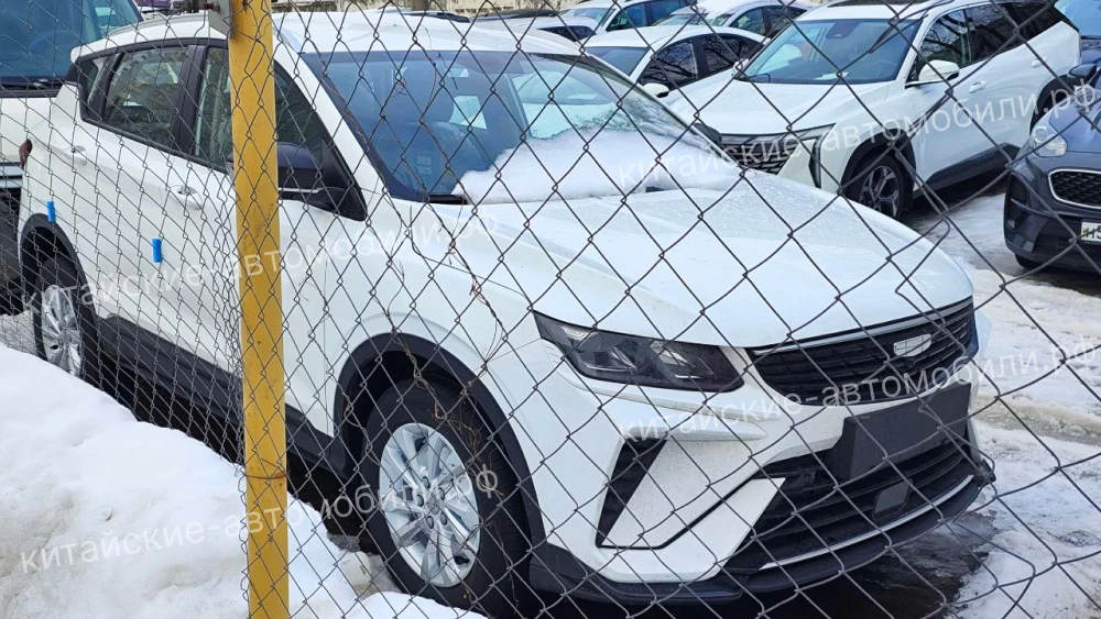 Новый Geely Coolray заметили в России атмосферный мотор кроссовер сбоку спереди белый ярославль