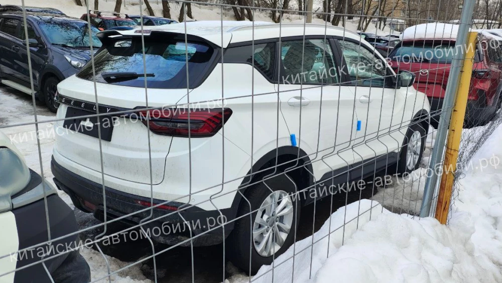 Новый Geely Coolray заметили в России атмосферный мотор кроссовер сбоку сзади белый ярославль