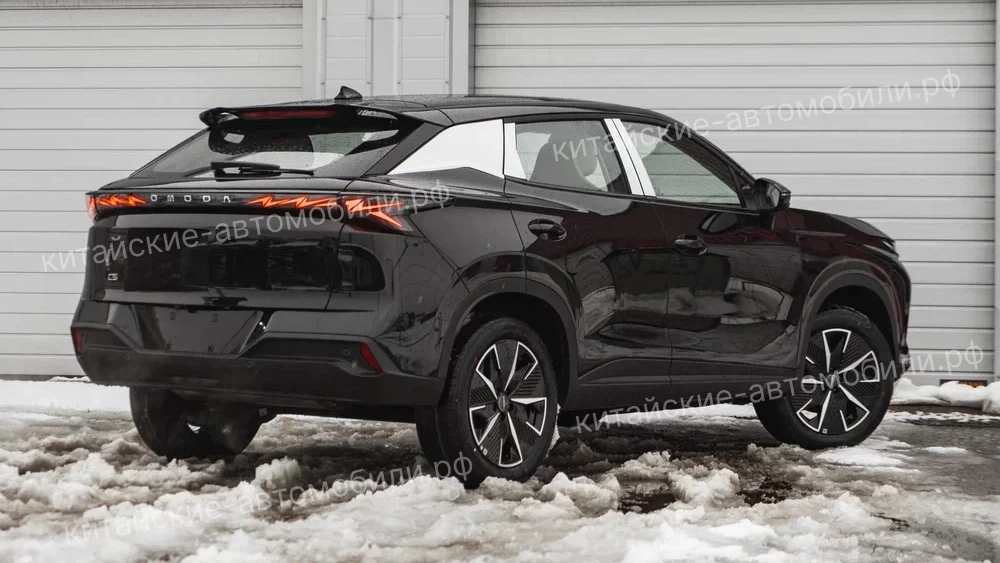 Новый кроссовер Omoda C5 появился у дилеров сбоку сзади черный 