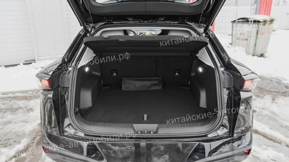 Новый кроссовер Omoda C5 появился у дилеров салон черный серый багажник