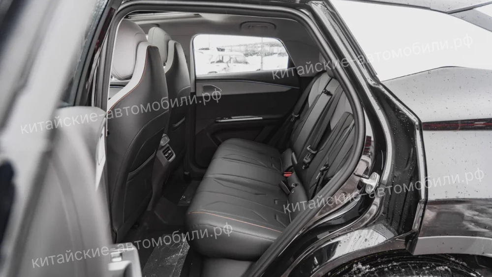 Новый кроссовер Omoda C5 появился у дилеров салон черный серый задний ряд сидений