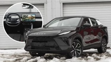 Новый кроссовер Omoda C5 появился у дилеров сбоку спереди черный салон черный серый