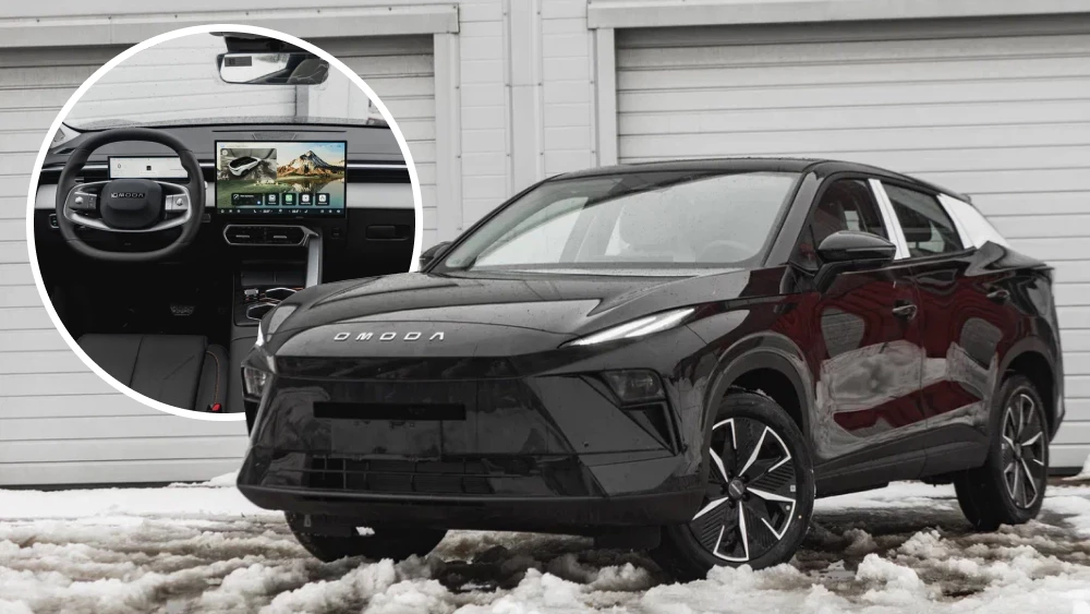 Новый кроссовер Omoda C5 появился у дилеров сбоку спереди черный салон черный серый