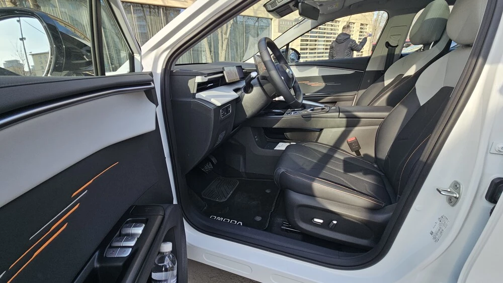 Omoda C5 новый салон интерьер сиденья первый ряд
