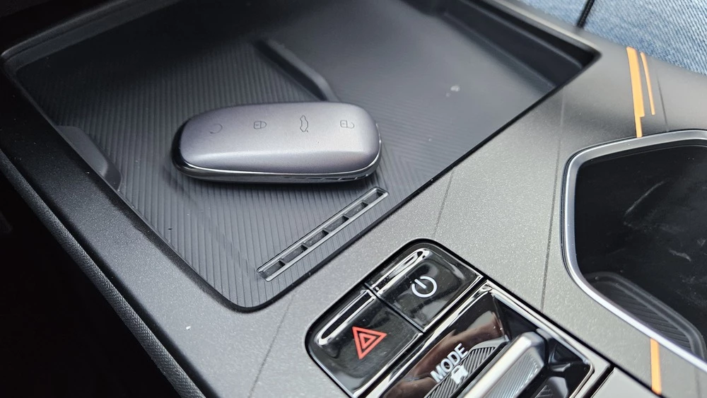 Omoda C5 новый салон интерьер площадка зарядки смартфон ключ