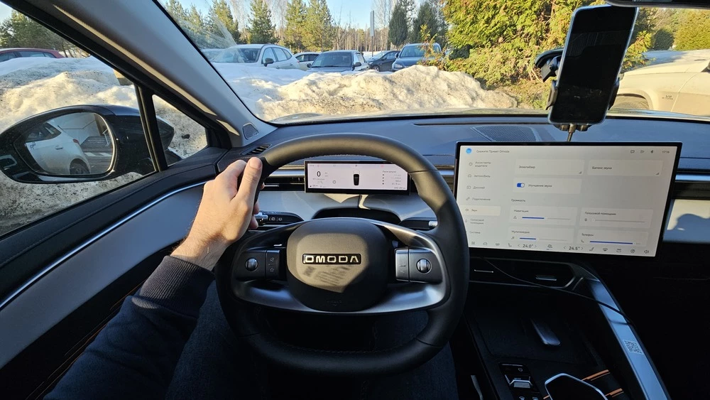 Omoda C5 новый салон интерьер водитель за рулем