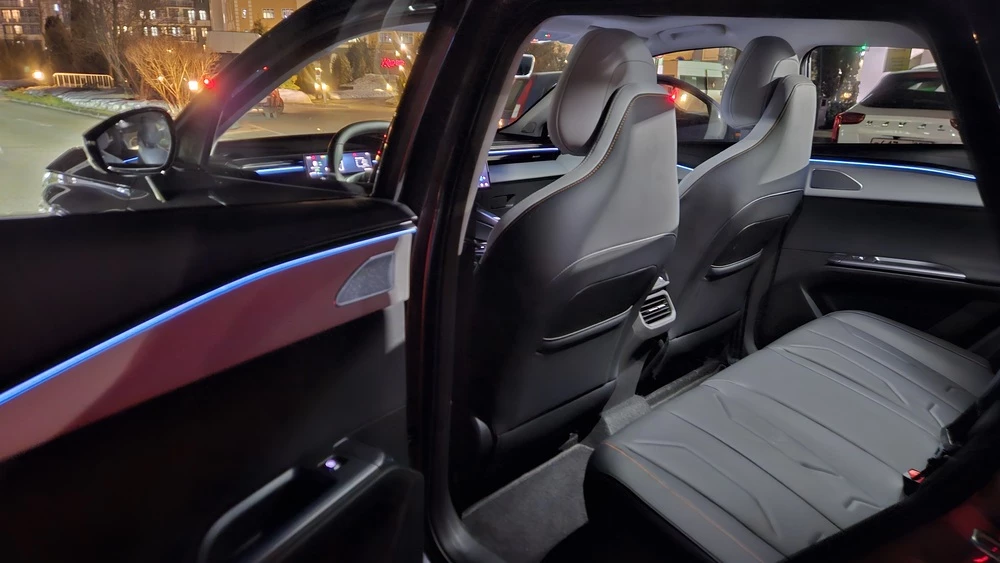 Omoda C5 новый салон интерьер вечерняя подсветка атмосферная